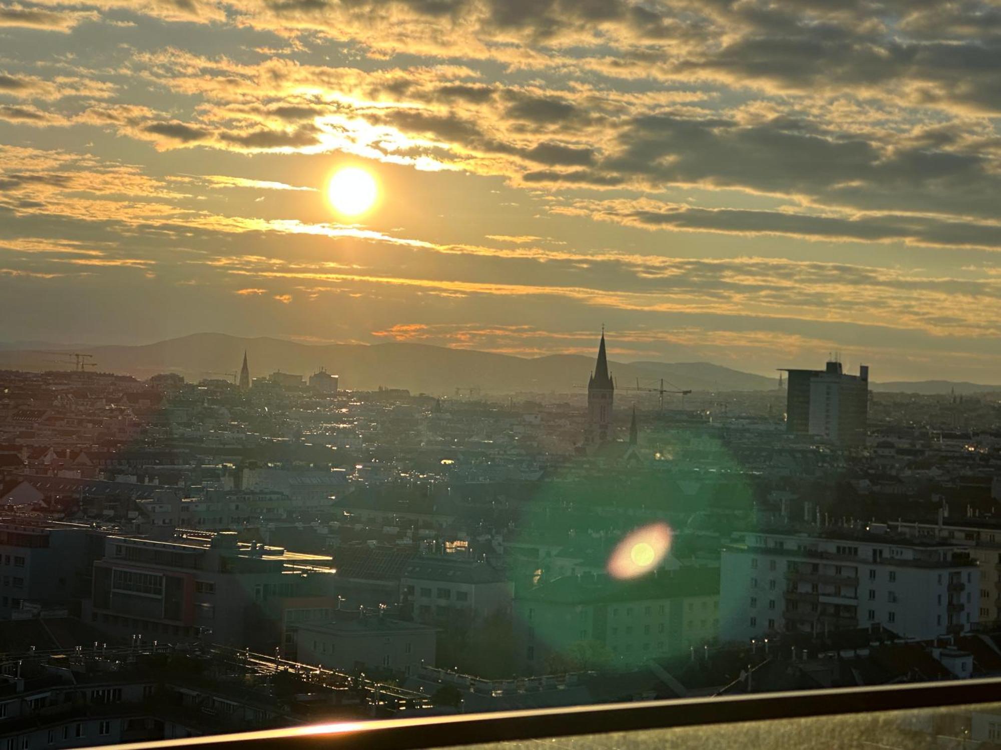 Panorama Sky Apartment I Rooftop Pool I Metro Station Bécs Kültér fotó