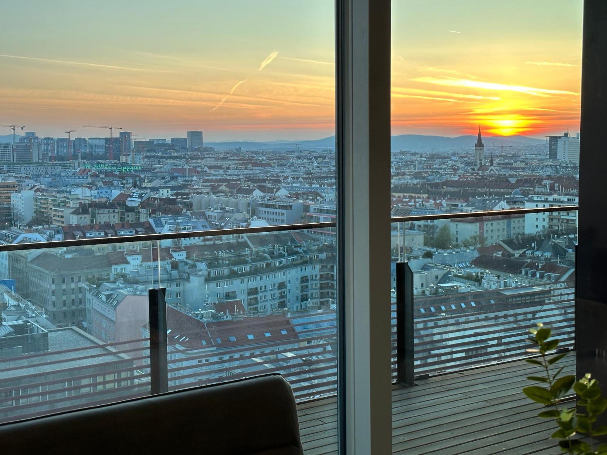 Panorama Sky Apartment I Rooftop Pool I Metro Station Bécs Kültér fotó