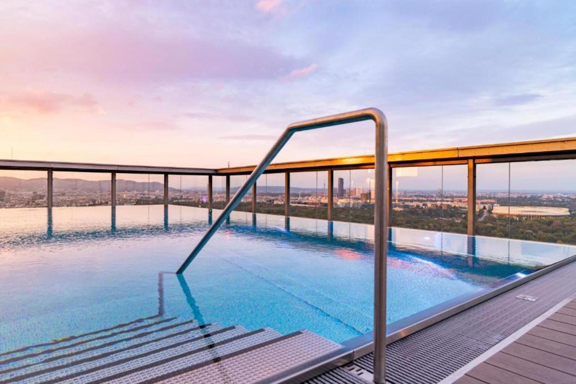 Panorama Sky Apartment I Rooftop Pool I Metro Station Bécs Kültér fotó