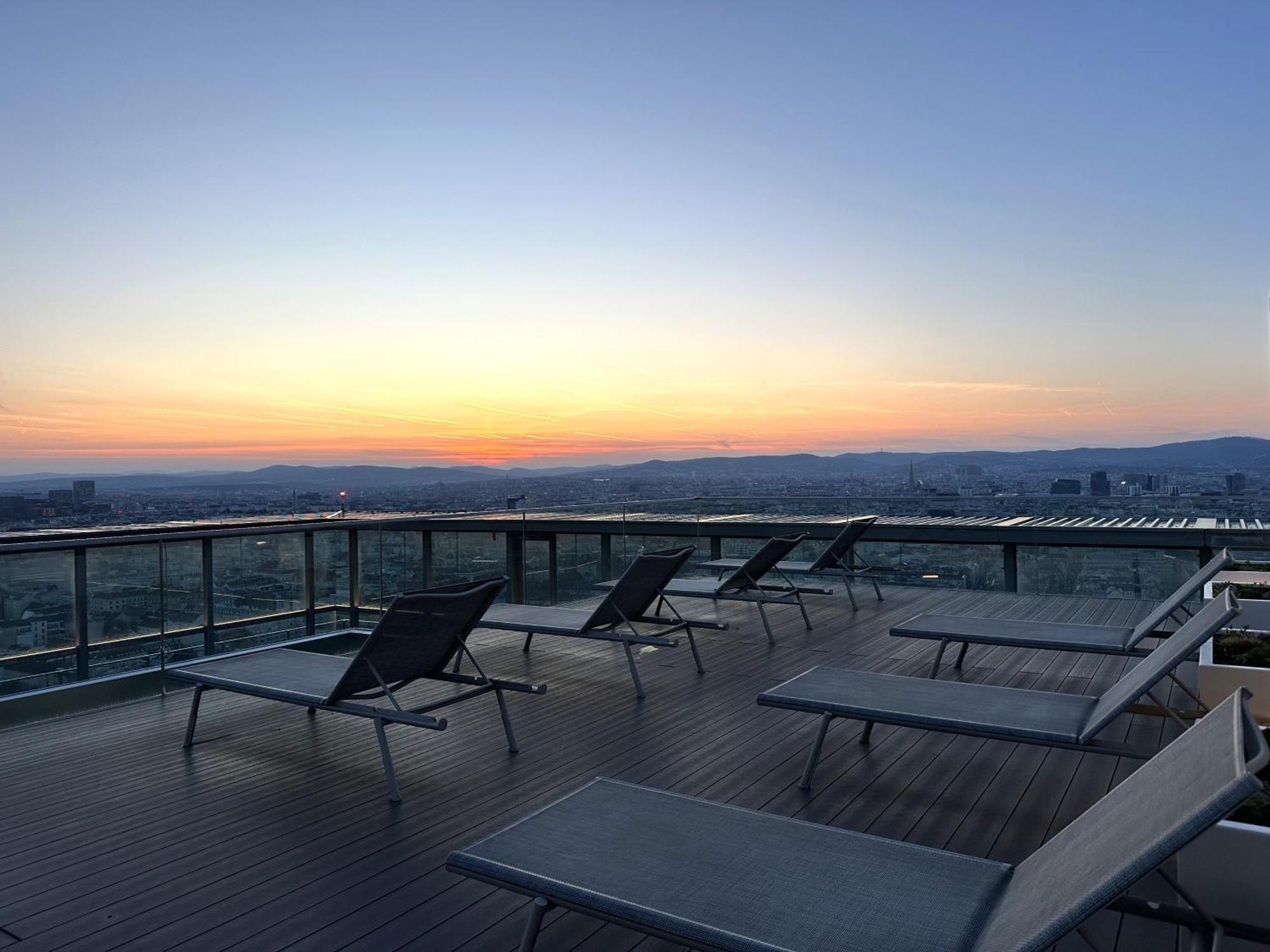 Panorama Sky Apartment I Rooftop Pool I Metro Station Bécs Kültér fotó
