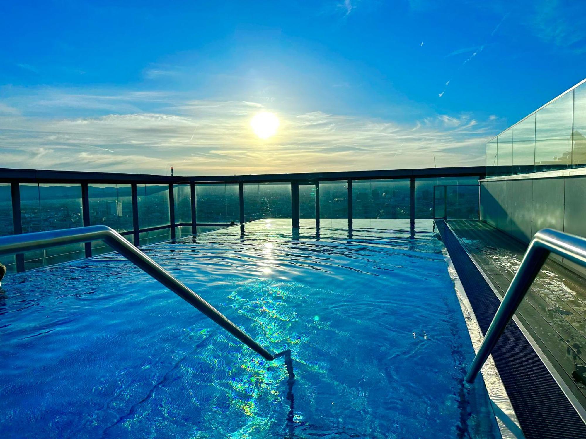 Panorama Sky Apartment I Rooftop Pool I Metro Station Bécs Kültér fotó