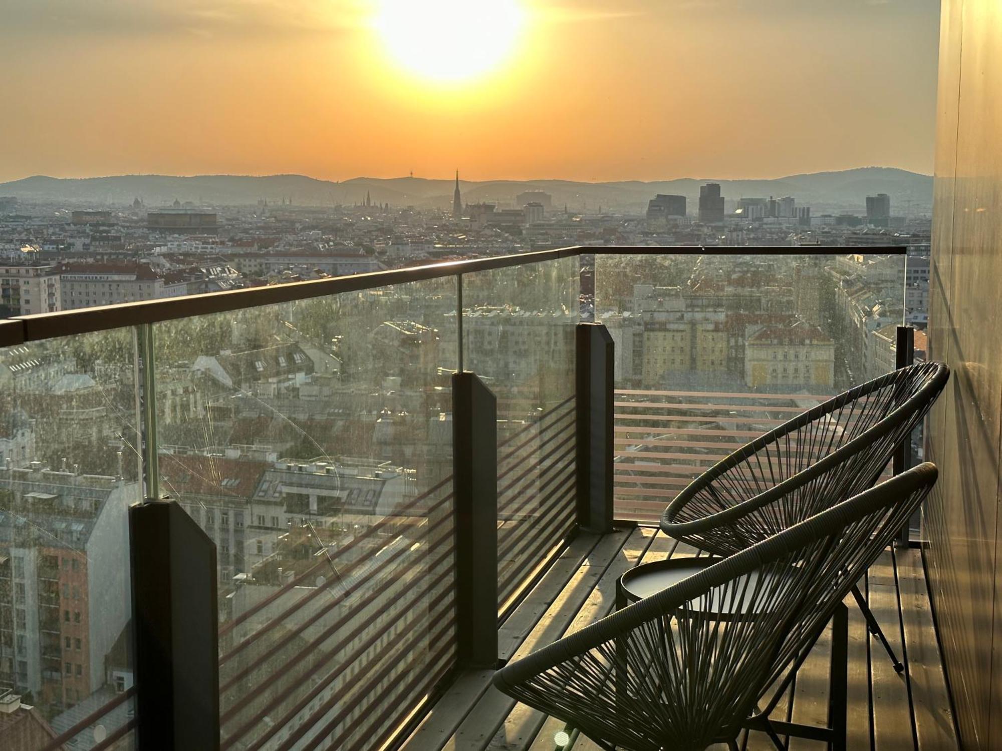 Panorama Sky Apartment I Rooftop Pool I Metro Station Bécs Kültér fotó