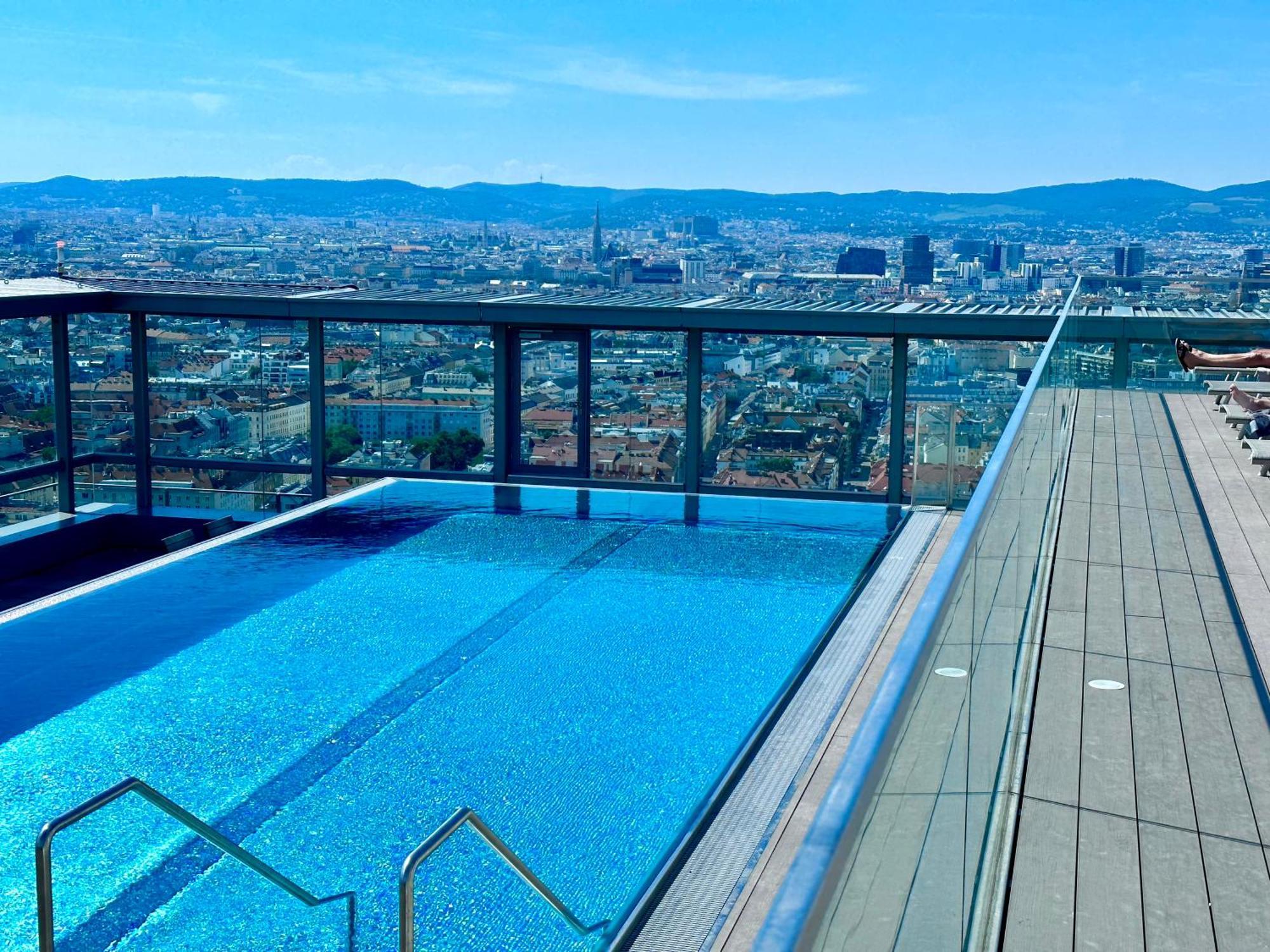 Panorama Sky Apartment I Rooftop Pool I Metro Station Bécs Kültér fotó